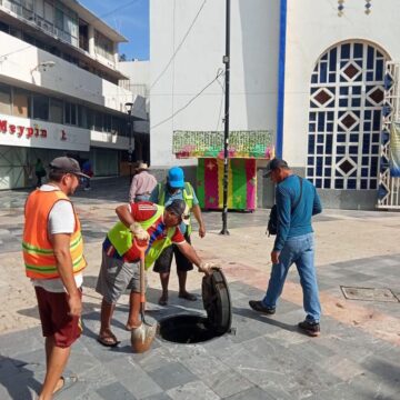 Atiendió CAPAMA denuncia por brote de estiércol en el zócalo