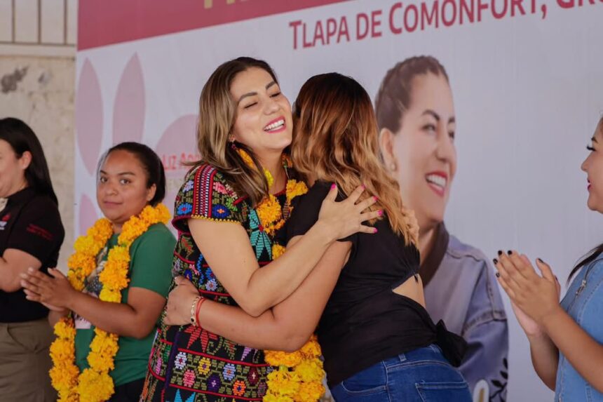 Liz Salgado entregó estufas ecológicas en la región Montaña