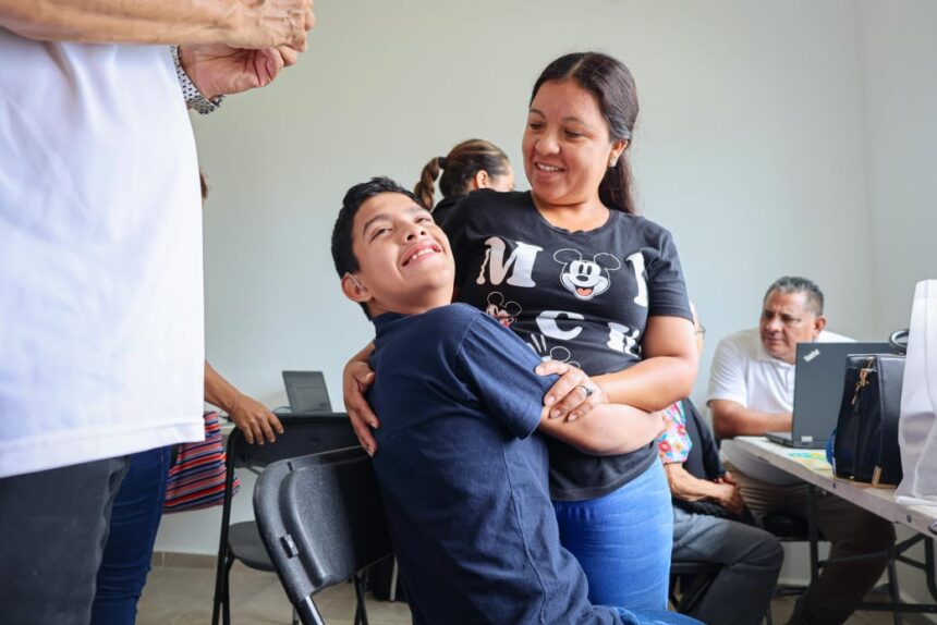 DIFGro entregó aparatos auditivos del programa “Oye y Transforma» en región Norte