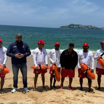 Renuevan equipo y uniformes a salvavidas de Acapulco