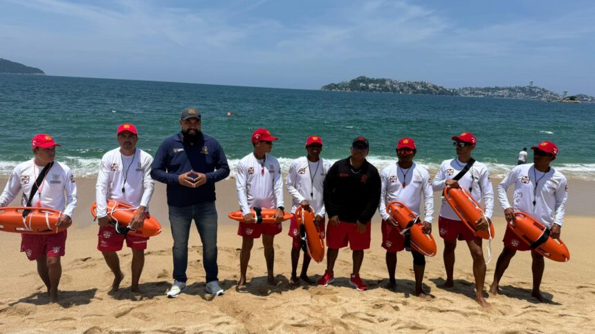 playas capulco port Renuevan equipo y uniformes a salvavidas de Acapulco