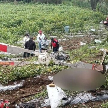 Fallecen 2 personas tras desplome de helicóptero en Estado de México
