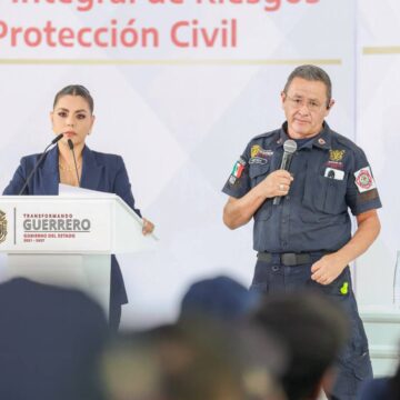 #Evelyn entregó equipo y uniformes a Protección Civil y Bomberos de Guerrero