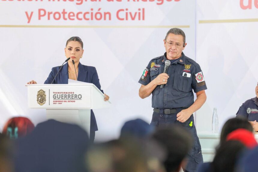 BOMBEROS Y PCGRO13 #Evelyn entregó equipo y uniformes a Protección Civil y Bomberos de Guerrero