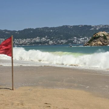 Por mar de fondo redoblan vigilancia en playas de Acapulco