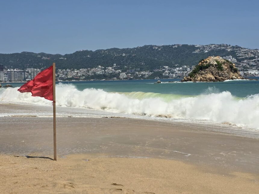 Por mar de fondo redoblan vigilancia en playas de Acapulco