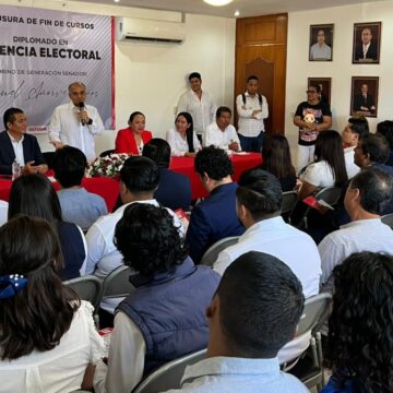 Apadrinó Manuel Añorve a alumnos del Diplomado en Gerencia Electoral