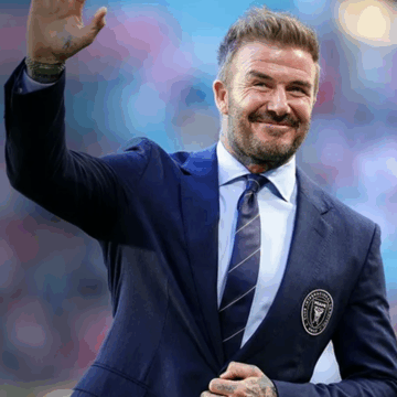 David Beckham coronado Caballero por el rey Carlos III