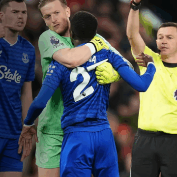 Tarjeta roja a Gueye por abofetear un compañero