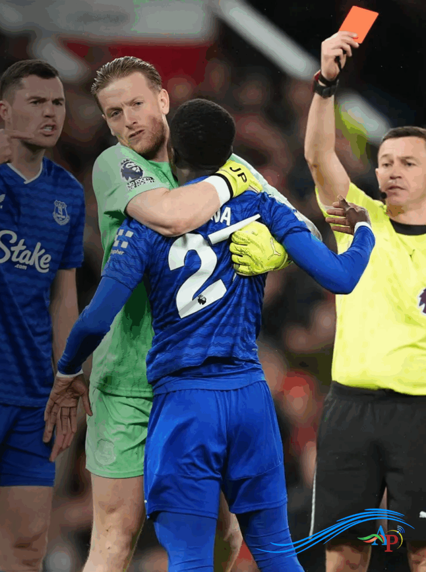 Tarjeta roja a Gueye por abofetear un compañero