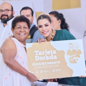 Evelyn Salgado entregó «Tarjeta Dorada» a adultos mayores de Acapulco