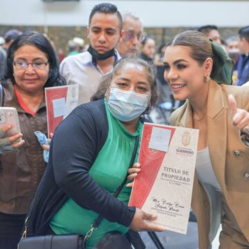 esp.propiedad3 Gobernadora entregó títulos de propiedad a 163 familias de Guerrero