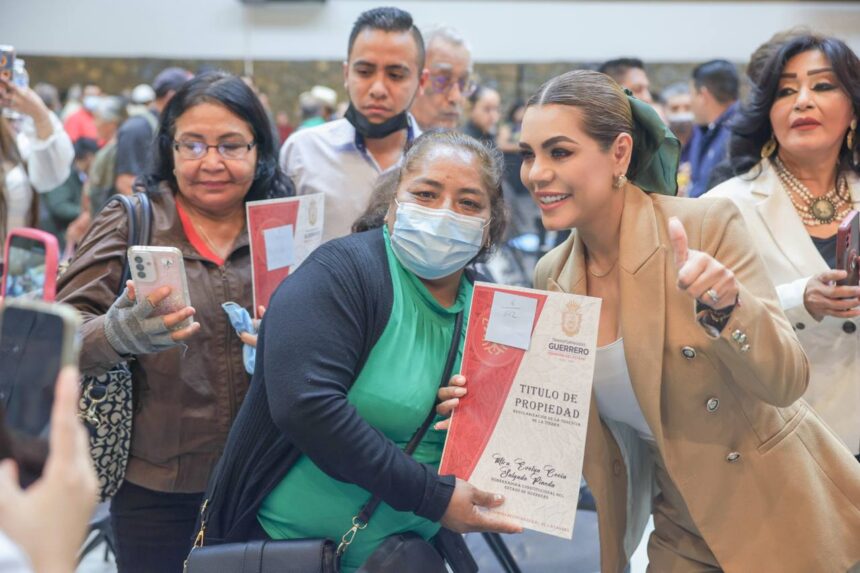 esp.propiedad3 Gobernadora entregó títulos de propiedad a 163 familias de Guerrero