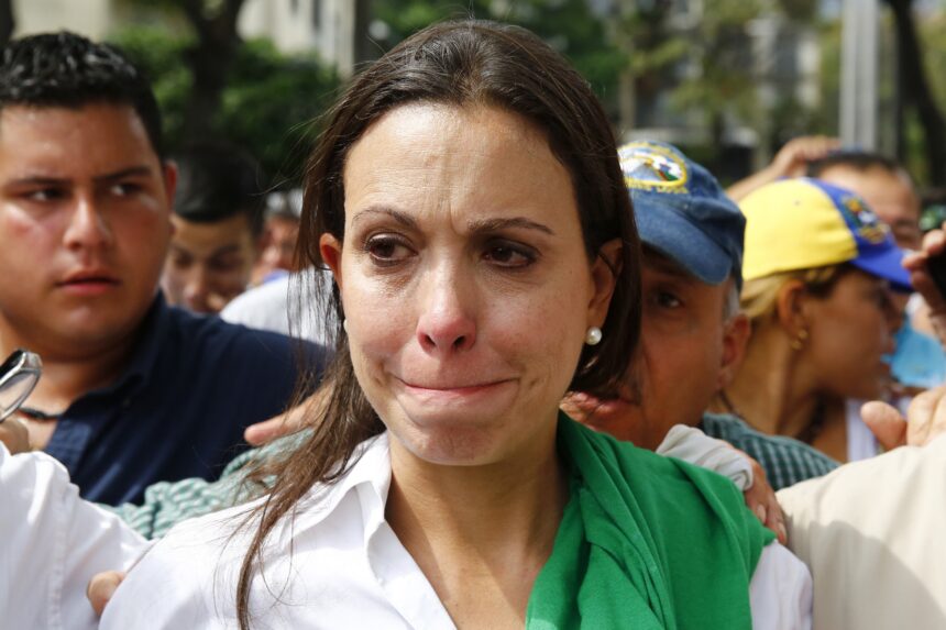 Corina carece de apoyo para liderar Venezuela: Leavitt