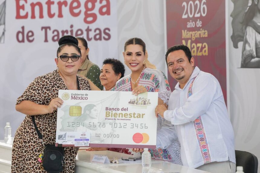 Gobernadora entregó tarjetas de Pensión para el Bienestar a mujeres y adultos de Acapulco