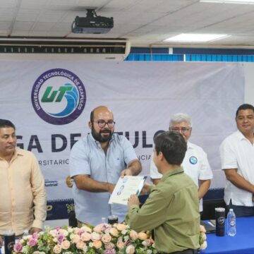 Con la representación de la Gobernadora, Ricardo Salinas asistió a clausura de la UTA