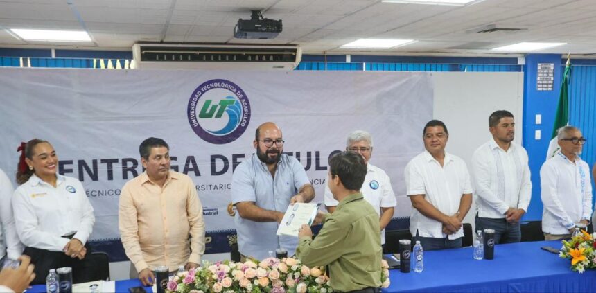 Con la representación de la Gobernadora, Ricardo Salinas asistió a clausura de la UTA