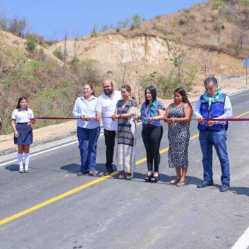 Inauguró Evelyn Salgado pavimentación de Camino Acapulco-El Veladero