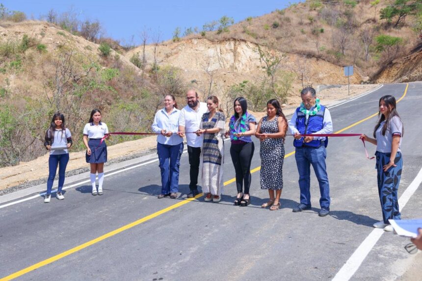 Inauguró Evelyn Salgado pavimentación de Camino Acapulco-El Veladero