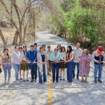 Gobernadora inauguró en Tecpan camino artesanal Santa María-Zintapala