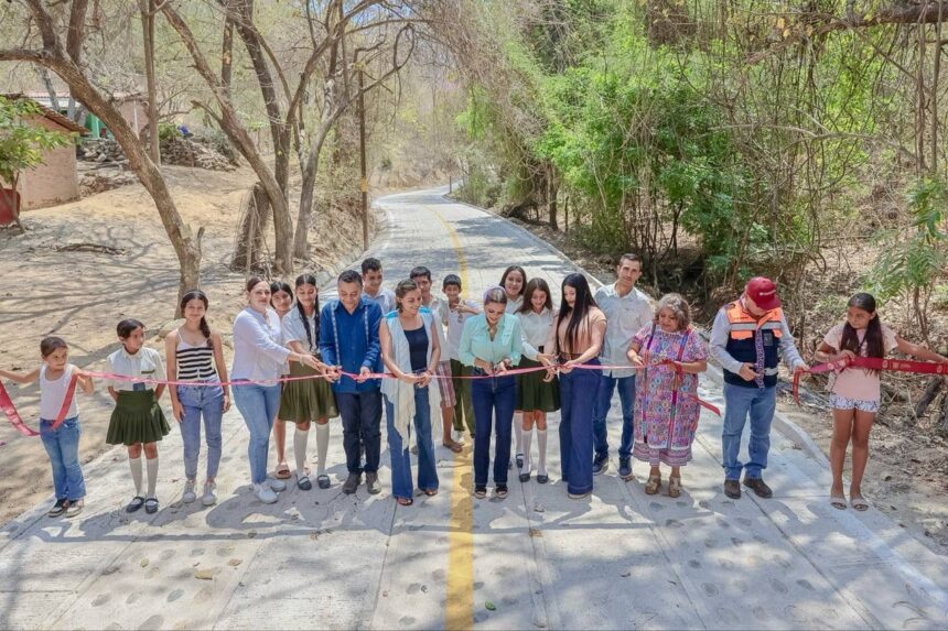 Gobernadora inauguró en Tecpan camino artesanal Santa María-Zintapala