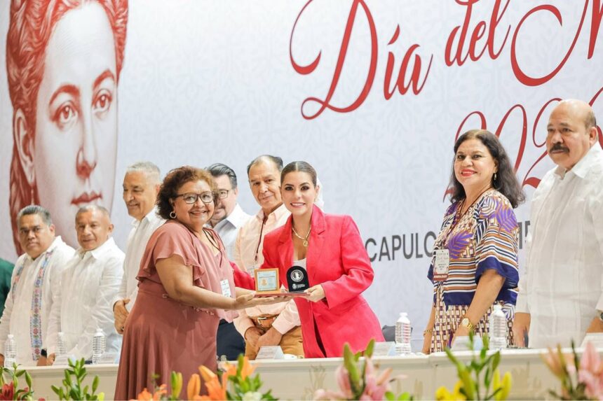 Refrenda Evelyn Salgado compromiso magisterio guerrerense