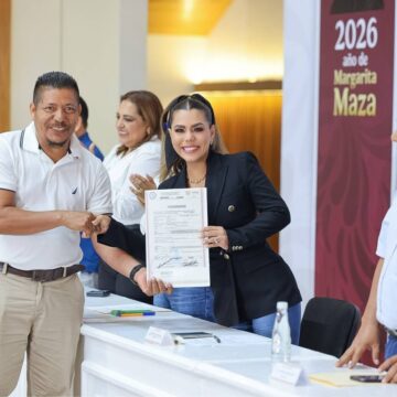 EVELYN.ESCRITURAS13 Con entrega de escrituras #Evelyn otorgó certeza jurídica a patrimonio de guerrerenses