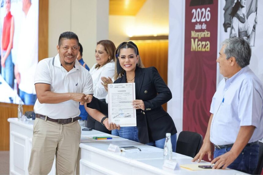 EVELYN.ESCRITURAS13 Con entrega de escrituras #Evelyn otorgó certeza jurídica a patrimonio de guerrerenses
