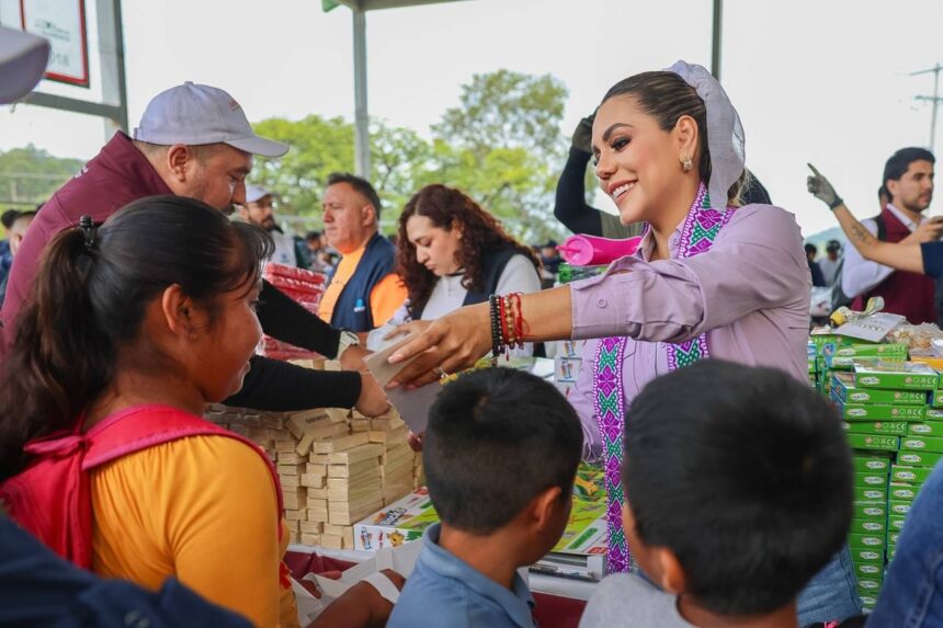 TIANGUIS BIENESTAR14 Evelyn Salgado y Rocío Bárcenas llevaron el Tianguis del Bienestar a Xicotlán