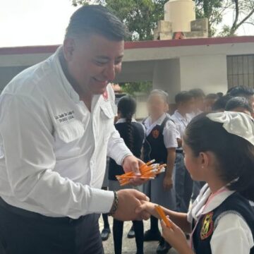 dip. claudia de lejia Diputado de Morena presume entrega de un lápiz a estudiantes de primaria