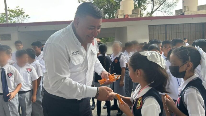 Diputado de Morena presume entrega de un lápiz a estudiantes de primaria