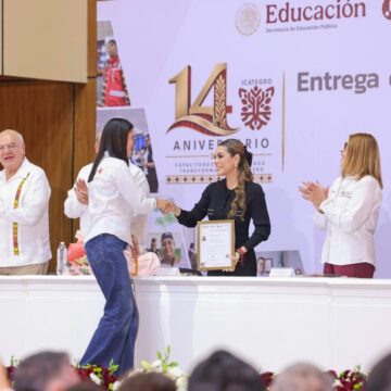 CERTIFICACION LABORAL GRO Evelyn Salgade ntregó Certificados de Competencia Laboral