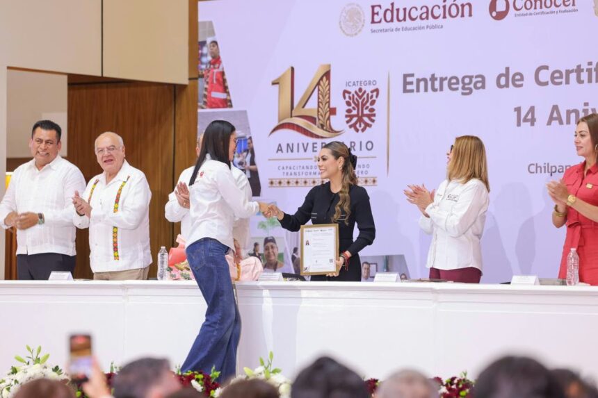 Evelyn Salgade ntregó Certificados de Competencia Laboral