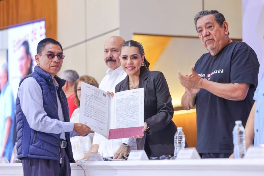 EVELYN.ESCRITURAS4 Gobernadora entregó escrituras y títulos de propiedad a familias de Chilpancingo
